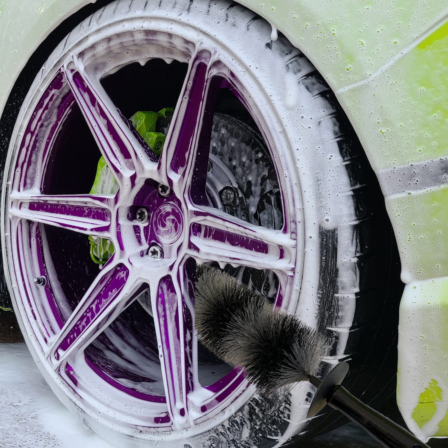 Skunk Tail - Wheel Brush